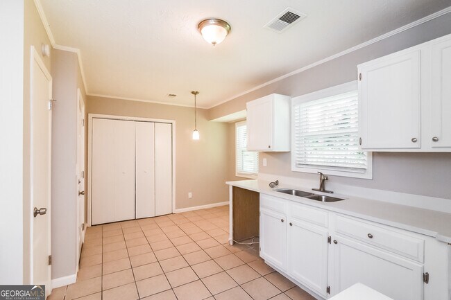 Building Photo - 6037 Maryjo Ln