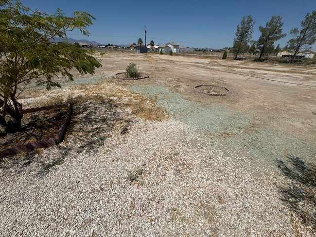 Building Photo - Charming 3-bedroom home located in the picturesque town of Pahrump!