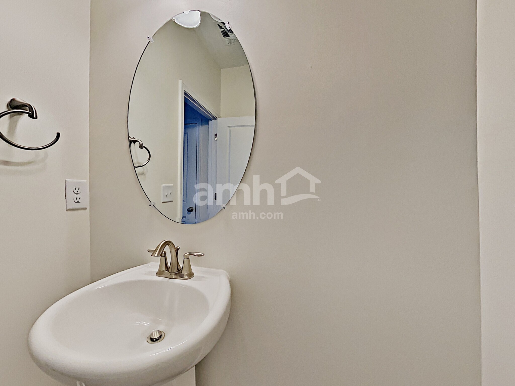 Building Photo - 561 Camp dr