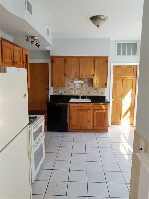 Building Photo - 341 Summer St