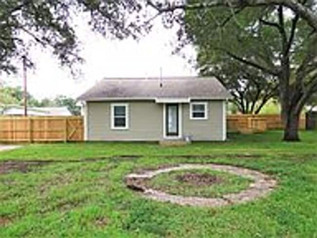 Building Photo - AUG 2026 MOVE IN! UPDATED 2/2 HOUSE IN BRYAN