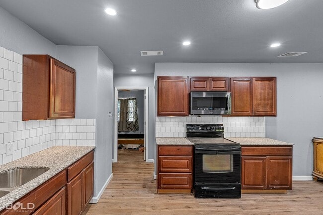 Building Photo - 9419 Normandie-