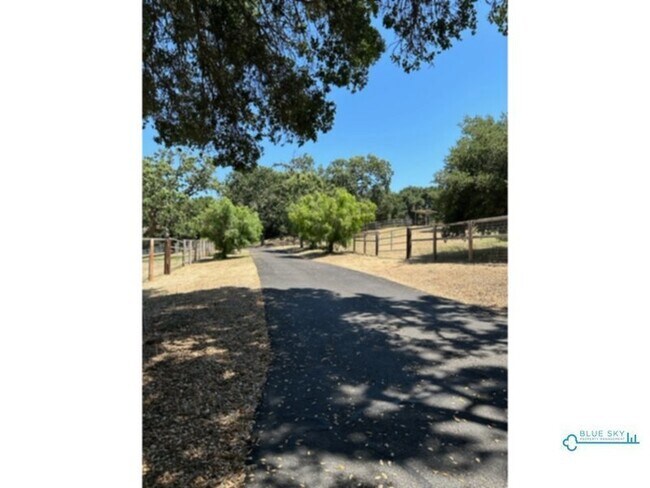 Building Photo - Beautiful Home, Desirable Neighborhood, Ro...