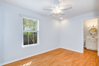 Building Photo - 1307 S Live Oak St