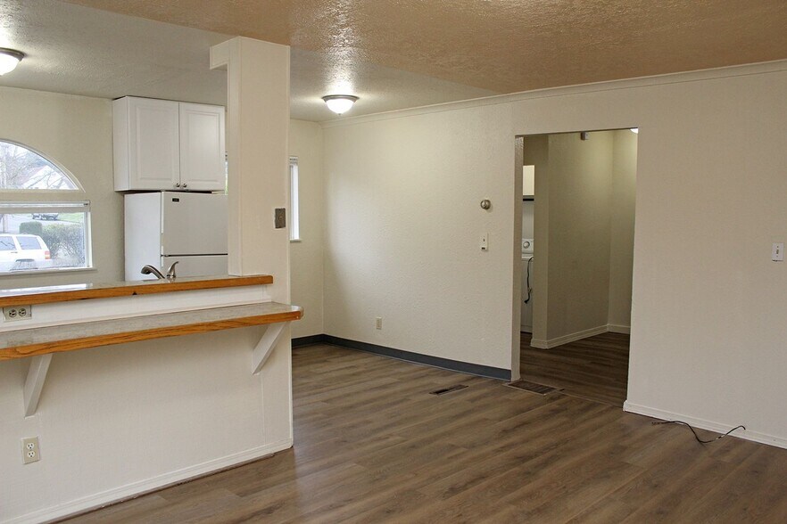 Building Photo - 7937-7937 N Fessenden St