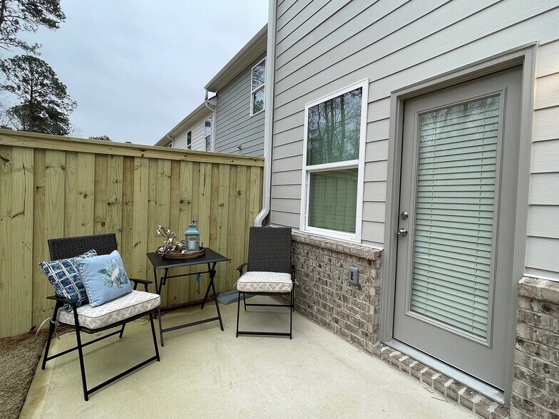 Primary Photo - River Road Townhomes