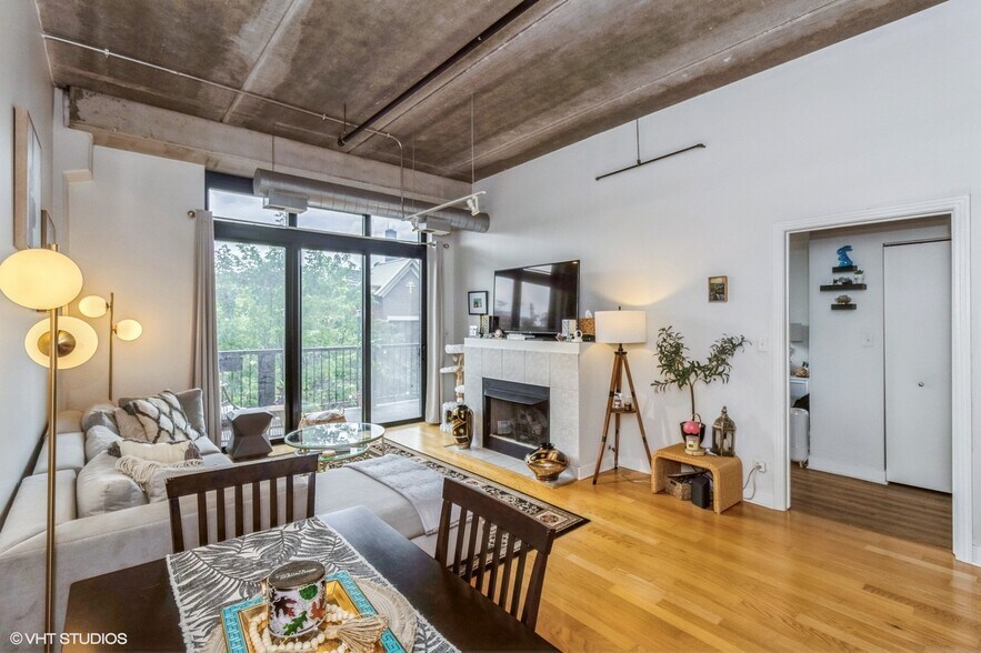 Building Photo - 844 W 15th Pl