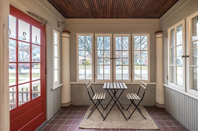 Building Photo - Quaint 4 bedroom Erie Home with Central Air & Garage Parking (Month to Month available)