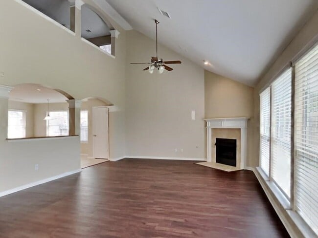 Building Photo - 439 Pinewood Ridge Dr