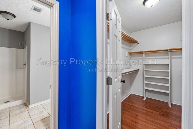 Building Photo - 2919 Pointewest Dr