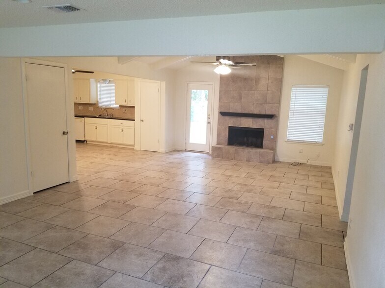 Building Photo - 10505 Golden Quail Dr