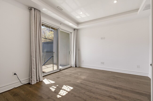 Building Photo - 1340 Kenyon St NW