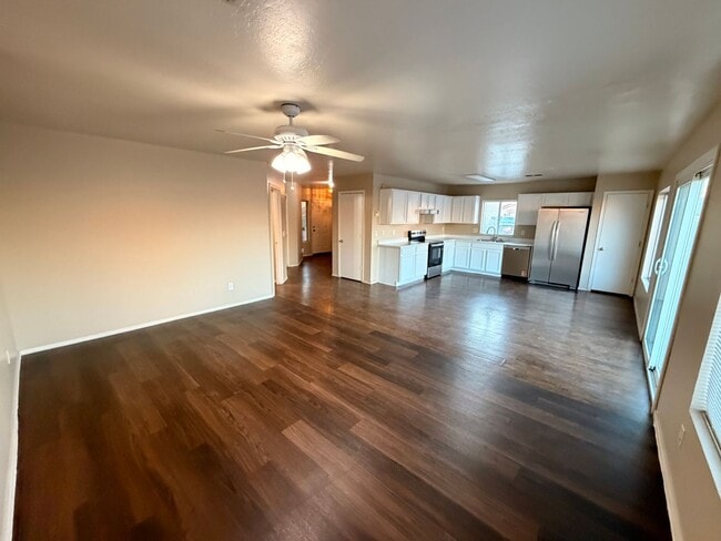 Building Photo - Refinished 4 by 2.5 Avondale Home - Corner...