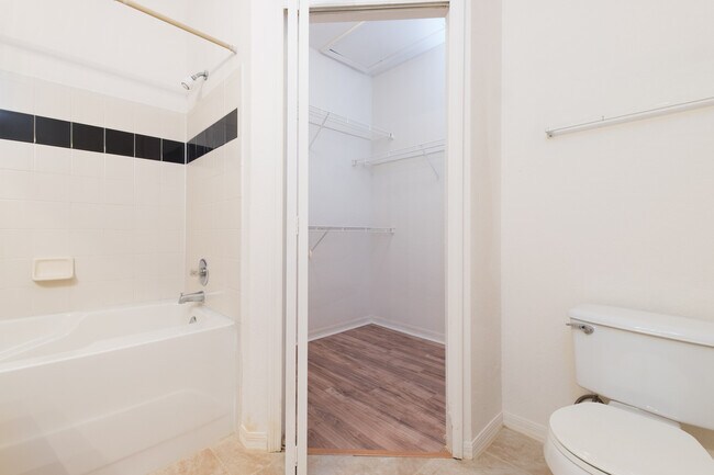 Building Photo - 6025 Westgate Dr