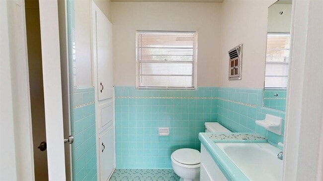 Building Photo - 302 Laurel St