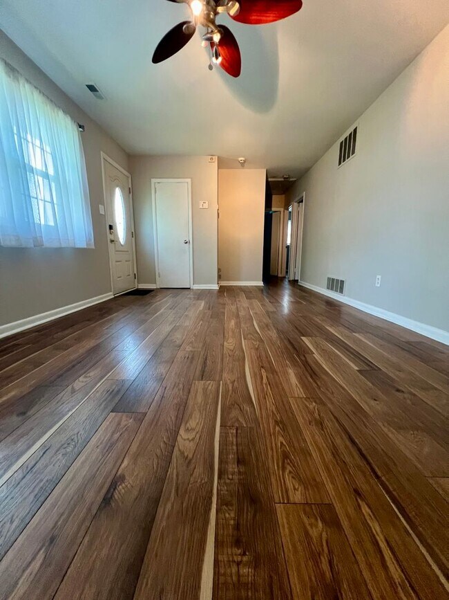 Building Photo - 3-Bedroom Single Family Home in Bristol! A...