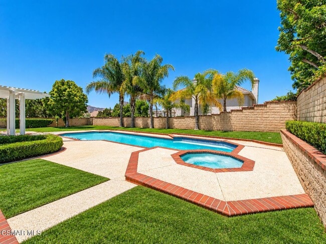 Building Photo - 5801 Middle Crest Dr