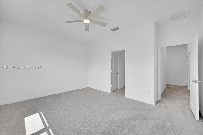 Building Photo - 4548 Hollister Ave