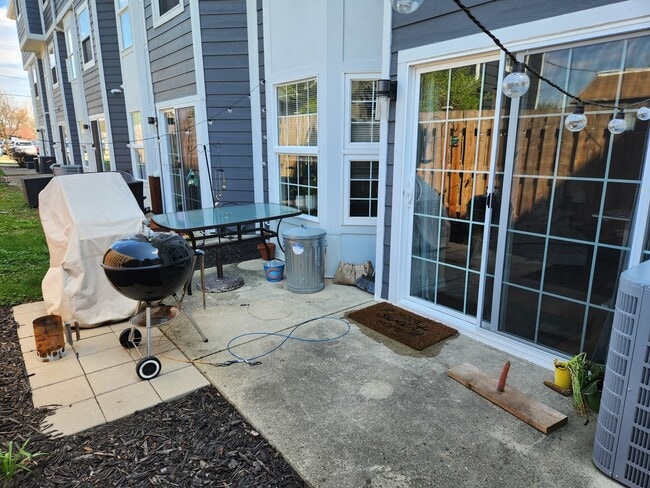 Building Photo - 100 Lesley Ln