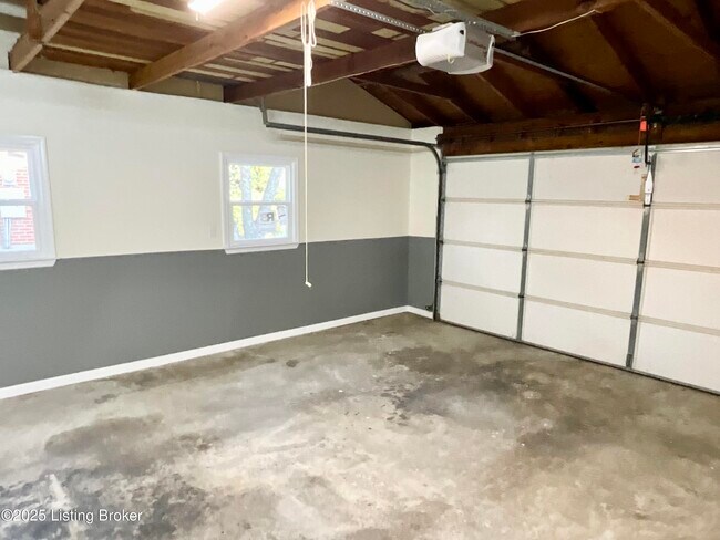 Building Photo - 7913 Greenway Dr