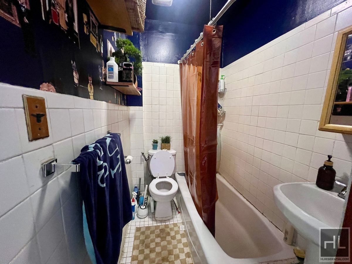 Building Photo - 2BR 1BA Sunny Top Floor Sprawling Brownstone On Clinton Hill / Bedstuy Border