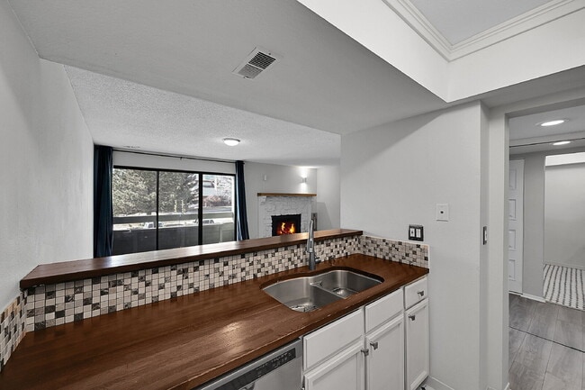 Building Photo - $1,370.95- 1 bed, 1 bath located in Colorado Spring with New In Unit Laundry!