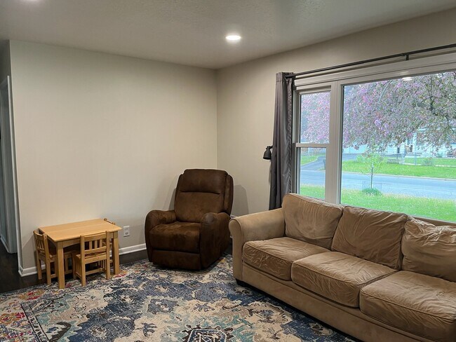 Building Photo - 2063 Coral Ln