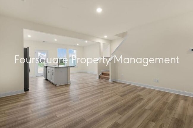 Building Photo - Townhome! | Back Patio with Privacy Fence|...