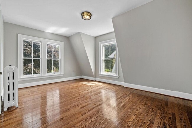 Building Photo - Updated 4 Bedroom Victorian on College Ave