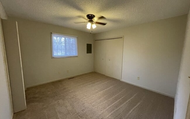 Building Photo - Large 2 bedroom 1 bathroom duplex