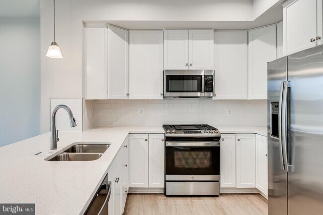 Building Photo - 14055 Sunrise Valley Dr