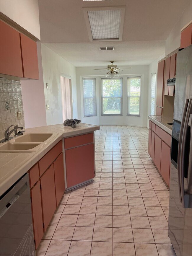 Building Photo - Adorable 2 bedroom 2 bath pool home in Seven Hills