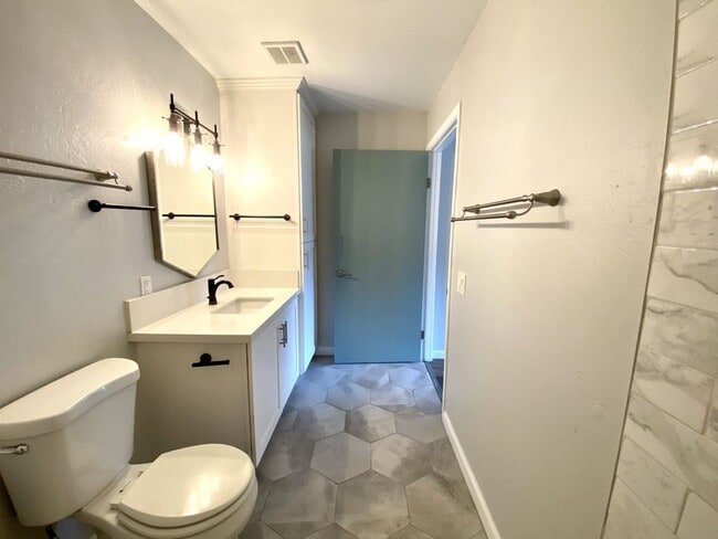 Building Photo - 1 Bedroom, 1 Bathroom condo in Friars Pointe HOA