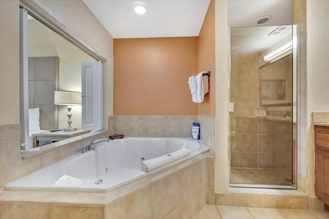 Building Photo - 12562 International Dr