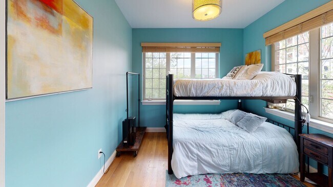 Building Photo - River View Townhome in the East Bank