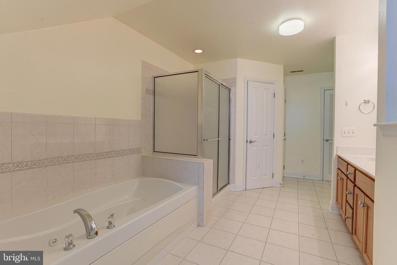 Building Photo - 833 Ramsay St