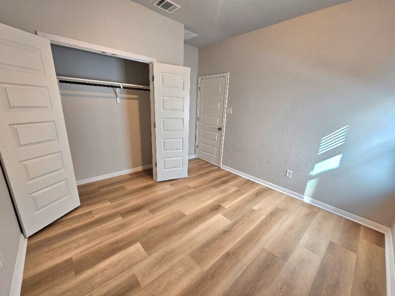 Building Photo - 215 Kellys Heroes Way