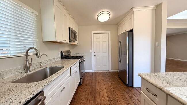 Building Photo - POETS CORNER GEM! Charming and One Of A Kind, 3BD/1BA on a Cul-de-sac Available NOW!