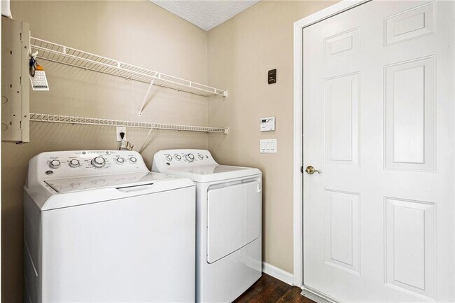 Building Photo - 815 Village Pl