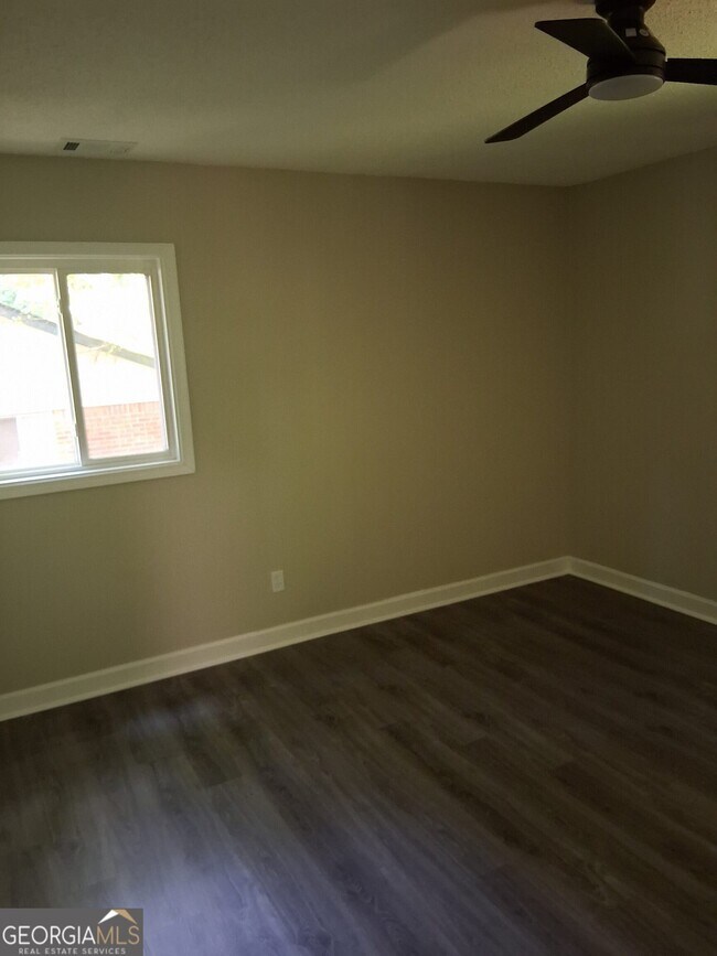Building Photo - 8229 Queens Dr