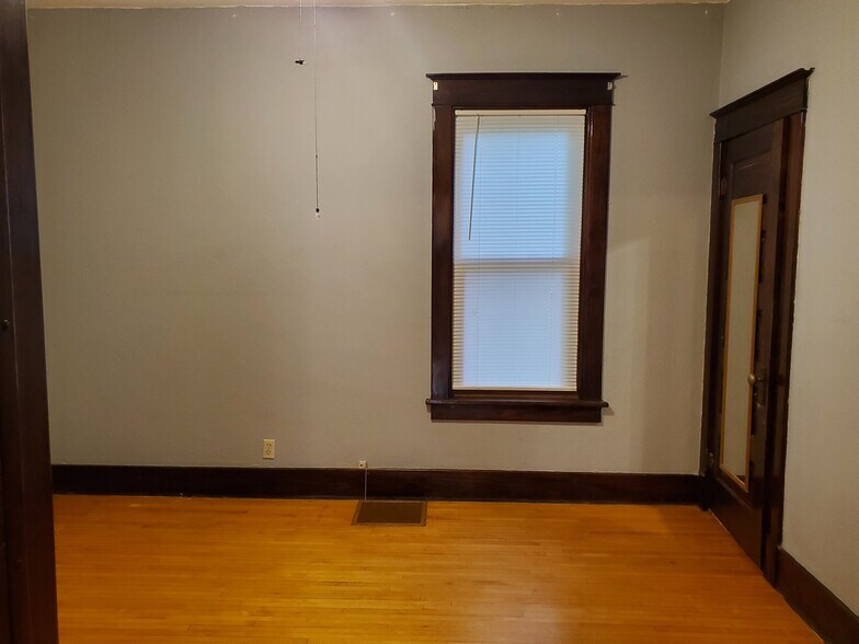 Building Photo - 502 E 1st St S