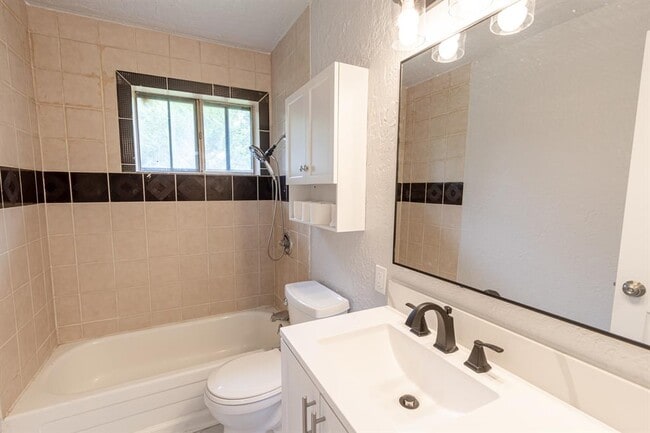 Building Photo - 2605 Queensbury Rd