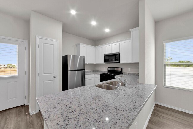 Building Photo - Move-In Ready Duplex – 3 Beds, 2.5 Baths, ...