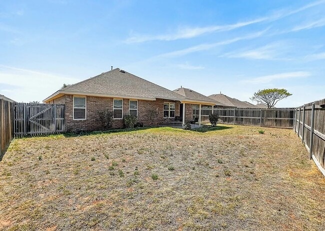 Building Photo - Comfy 4-Bed Midland Home with all appliances, backyard, attached garage, 6 min to grocery store