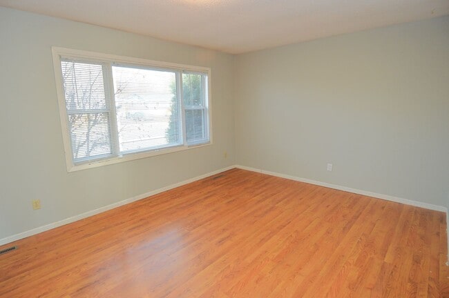 Building Photo - Huge 4 Bed 2 Bath Single Family Home!! Ton...