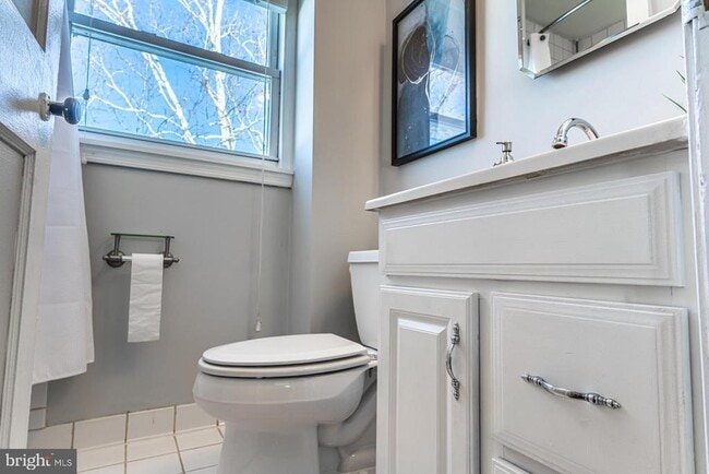 Building Photo - 2122 Arlington Terrace