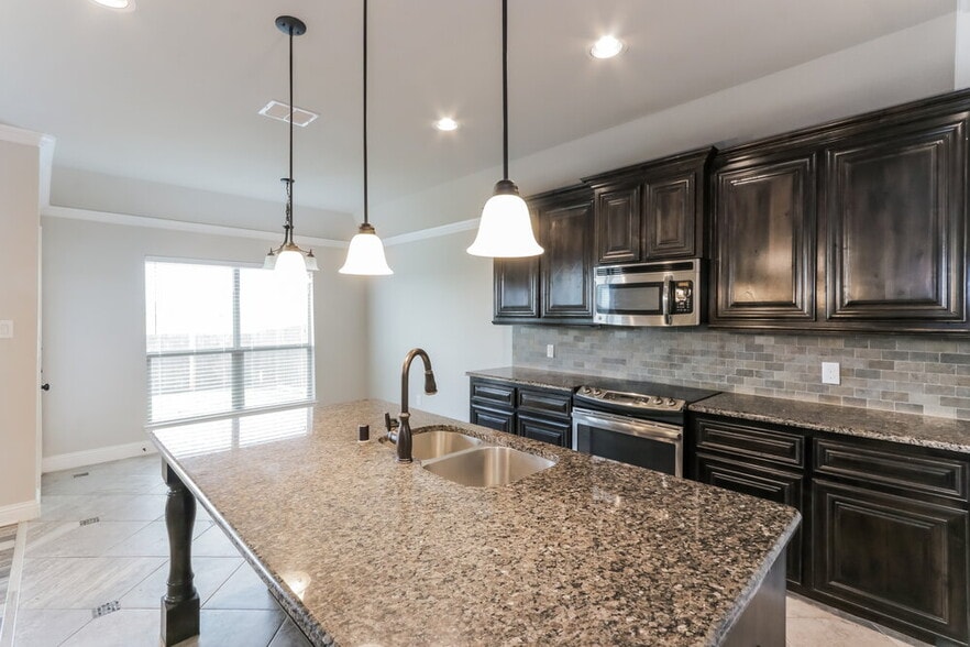 Building Photo - 1304 River Oak Ln