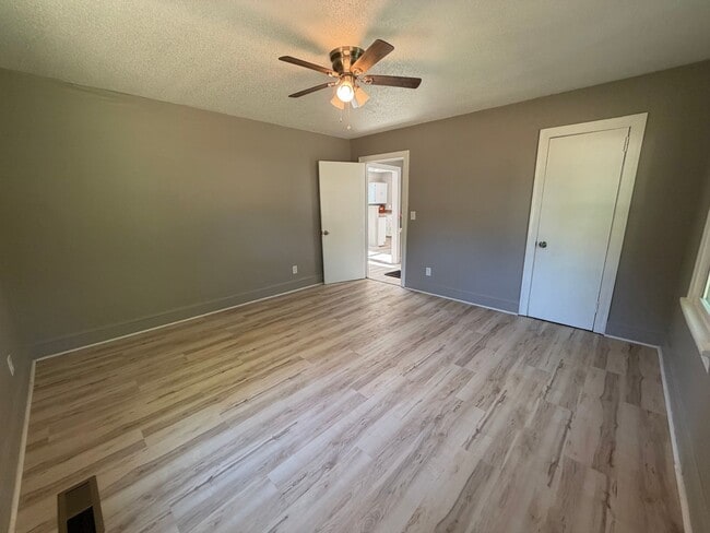 Building Photo - Renovated 2/1 House in North Rome- $1,095