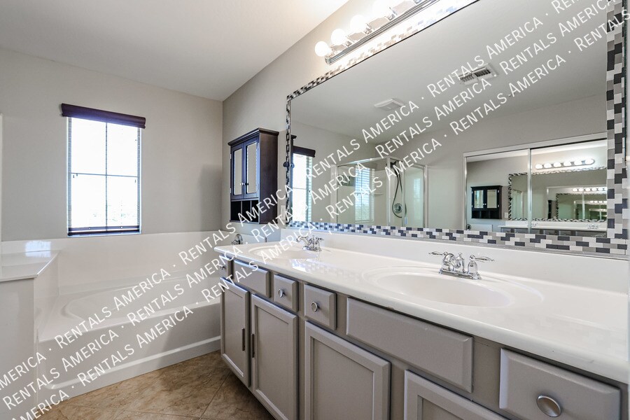 Building Photo - 7045 S Legend Dr