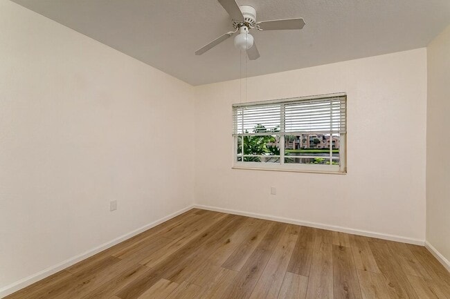 Building Photo - 281 SW Palm Dr